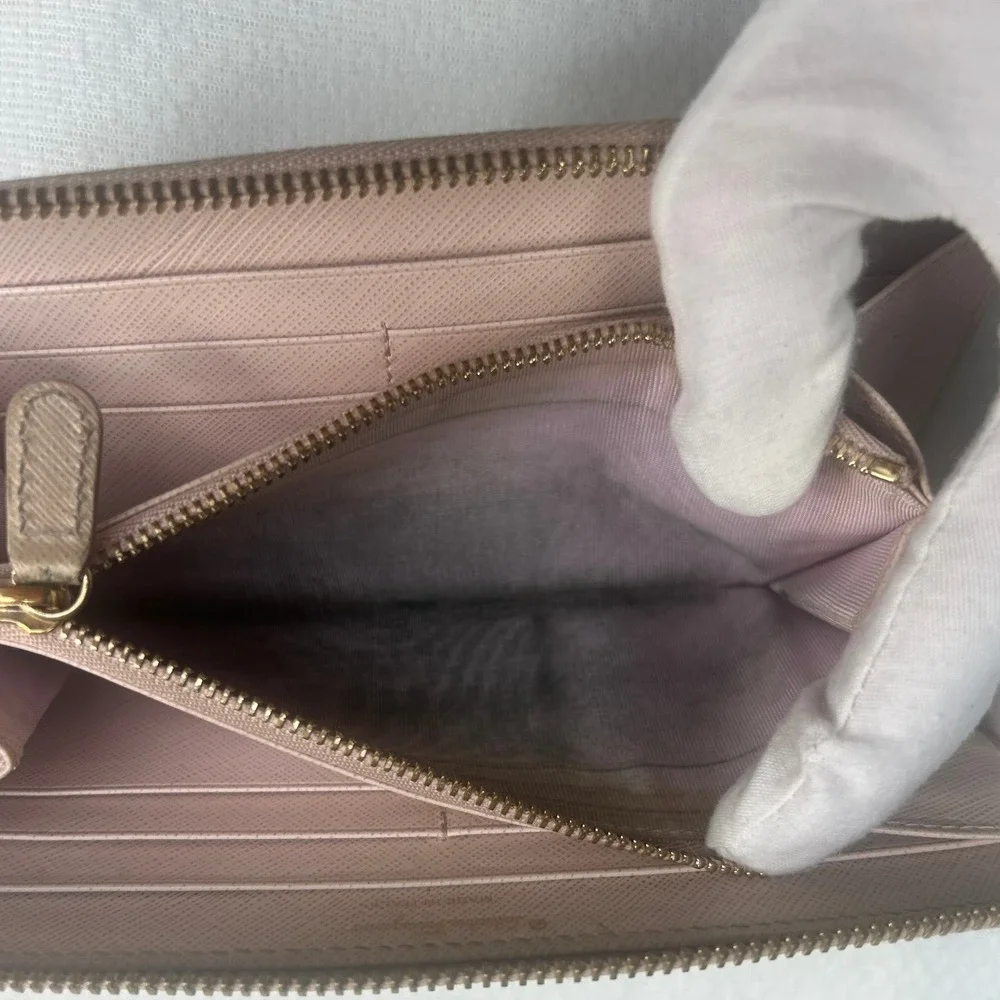Salvatore Ferragamo Vara Wallet Zip Around‎ Continental Bow Accent Beige
